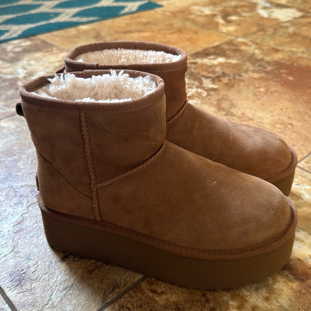 Ugg classic ultra mini platforms! Size 7. GREAT condition! 🤎